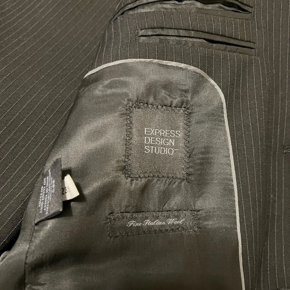 Express Suit - Picture 2 of 6